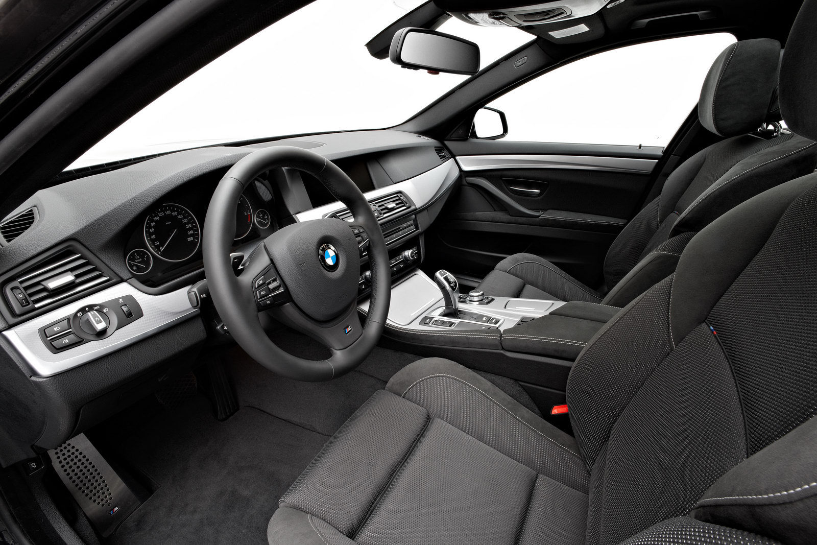 M Sports Package inseamna si scaune sport garnisite cu Alcantara, dar si insertii din aluminiu