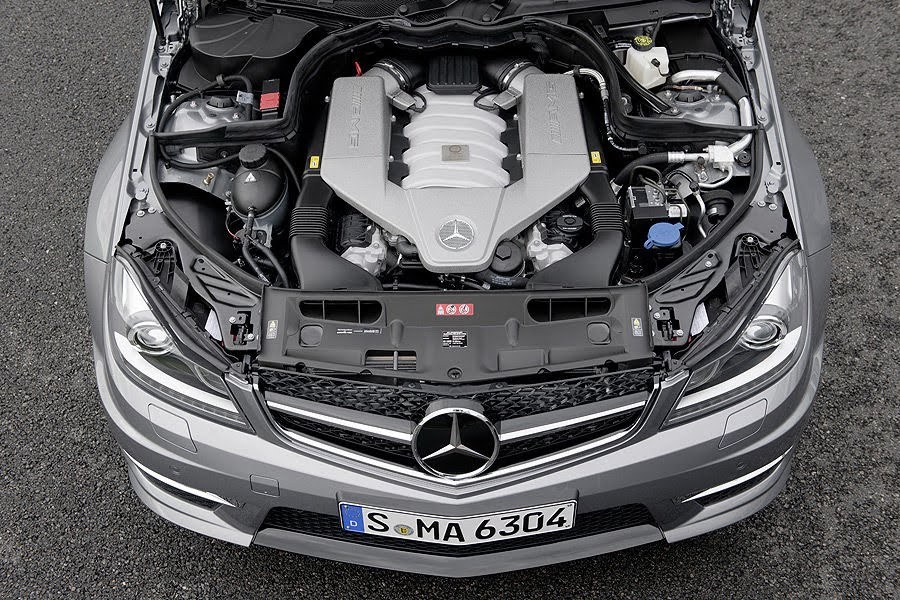 Mercedes C 63 AMG - V8-ul de 6,2 litri are 451 CP standard, dar exista si pachetul de 481 CP